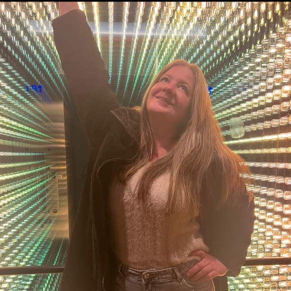 Meet your Posher, Carrie - Picture 1 of 1